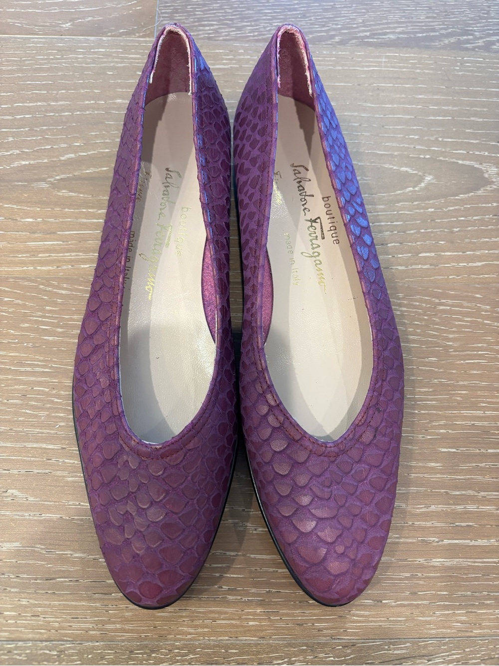 Salvatore Ferragamo purple flat women’s shoes size 8 1/2 narrow like new